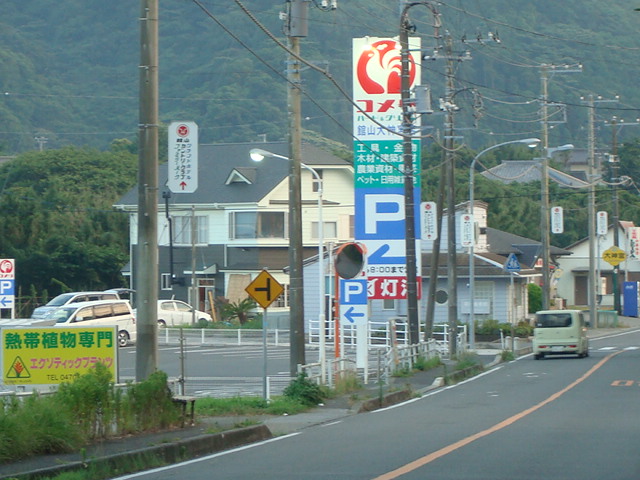 白とダークグリーンのツートンカラーの建物。ふるさと.らぼが見えてきました! 白とダークグリーンのツートンカラーの建物。ふるさと.らぼが見えてきました!